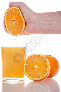 手把新鲜橙汁挤压成一个玻璃杯 隔绝在白色背景上热带橙色飞溅排毒饮料饮食液体营养玻璃水果背景图片