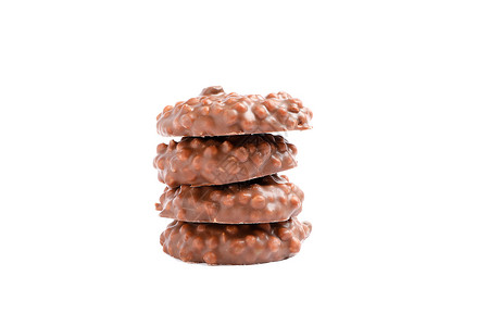 内加叠白色背景上孤立的巧克力饼干堆叠加焦糖填充量阴影牛奶涂层宏观展示巧克力食物可可甜点营养背景