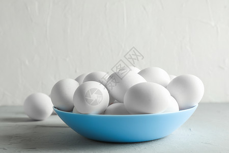 灰色桌上白色背景 文字空间的白桌面上的鸡蛋盘中鸡蛋饮食团体烹饪自然农场市场厨房生活蓝色母鸡背景图片