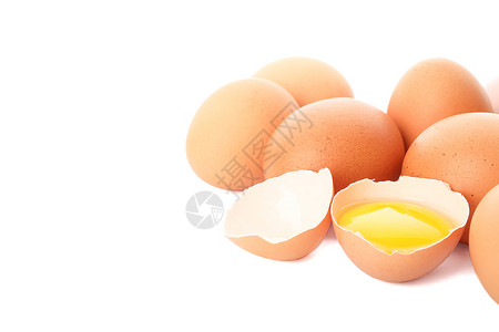 在白色背景下孤立的鸡蛋和半黄蛋食物团体饮食蛋黄蓝色蛋壳早餐菜单养老金母鸡背景图片