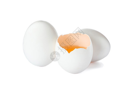 在白色背景下孤立的鸡蛋和半黄蛋家禽蛋黄蓝色养老金蛋壳农场母鸡菜单团体早餐背景图片