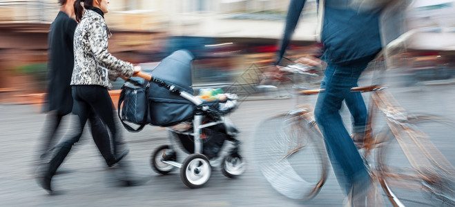 道路上的危险局势运动骑士风险行人生活婴儿车越野车冒险街道警告图片