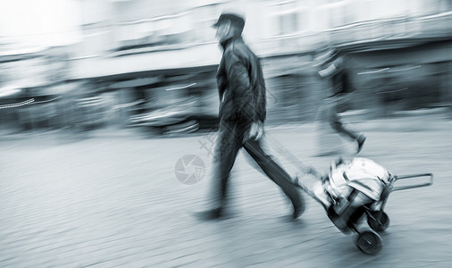中年人带着手提包的马车活动旅行成人手雕黑色运动男性跑步速度团体背景图片