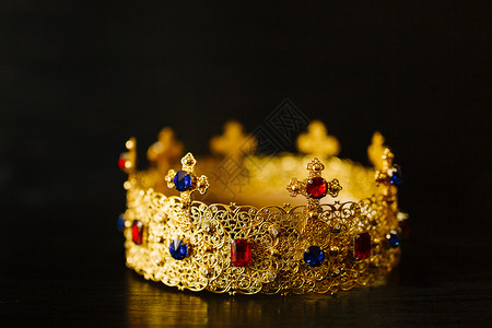 皇冠蓝宝石金皇冠上满是蓝色和红色宝石背景
