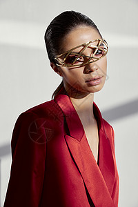 一个穿着红色夹克 和首饰的时装女人肖像画 在她的脸上 铁眼镜新科技背景图片