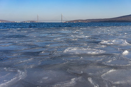 冰雪覆盖的海面和俄罗斯桥背景图片