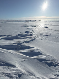 晴朗冬日的冰坡蓝色透明的冰纯蓝的天空长长的影子纯净的白雪覆盖的处女地脆皮环境晴天太阳墙纸阳光季节生地结晶爬坡背景图片