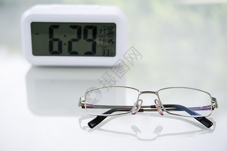 家里桌子上的眼镜 带数字 cloc背景图片