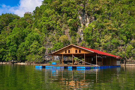 蓝色小屋马来西亚Langkawi岛的浮渔场 位于马来西亚兰卡维岛蓝色村庄旅游码头旅行小屋热带假期港口石头背景