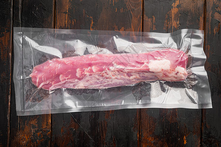 旧黑木制餐桌底的肉制品猪排鲜嫩蛋面板 真空包装高清图片