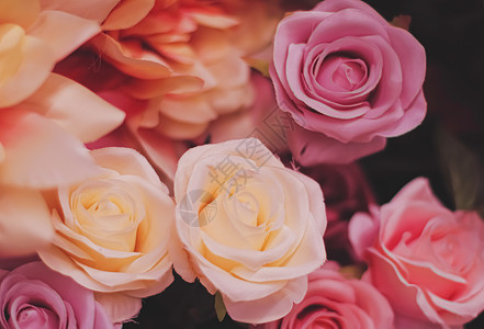 玫瑰作为婚礼和花花店装饰的花朵装饰品白色新娘花束念日礼物织物红色植物宏观奢华背景图片