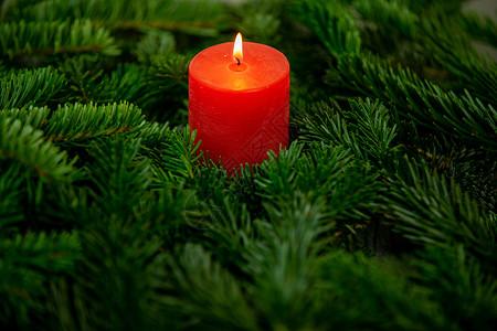 圣诞主题纹理背景 带有诺德曼冷杉的树枝和深灰色大理石背景上燃烧的红蜡烛墙纸大理石纹松针白色植物绿色红色背景图片