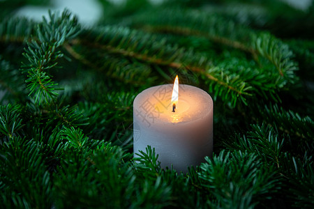 圣诞主题纹理背景 带有诺德曼冷杉的树枝和深灰色大理石背景上燃烧的白色蜡烛墙纸松针植物大理石纹绿色背景图片