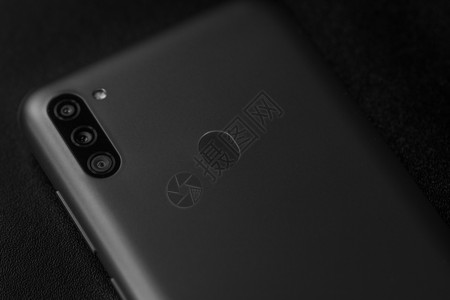 选择性关注新款智能手机三星 Galaxy M11 三重摄像头和指纹传感器的背面 布加勒斯特Romania202电话盒子手机盒照片背景图片