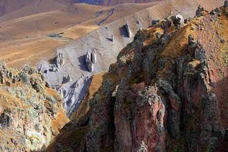 美丽的山区地貌 高山 悬崖 山河和旅游营地顶峰树木岩石全景蓝色石头山脉爬坡墙纸冰川图片