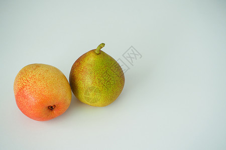 水果 两颗梨子紧贴在白色背景上维生素收成饮食图片花园梨园红色美味彩色宏观背景图片