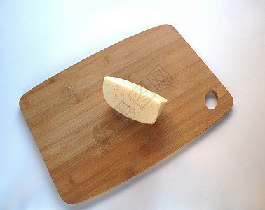 木板上的乳酪奶酪特写小吃美食奶制品部分背景图片