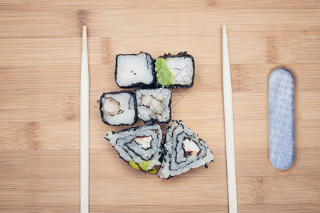 三边寿司卷筷子 木板日式日本菜菜单午餐美味黄瓜鱼糜芝麻海藻蔬菜海鲜食物背景图片