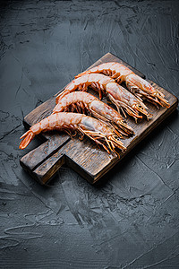 黑纹底底 顶视图的切割板上老虎虾精选版面红色海鲜国王背景小吃磷虾盘子黑色美食食物背景图片