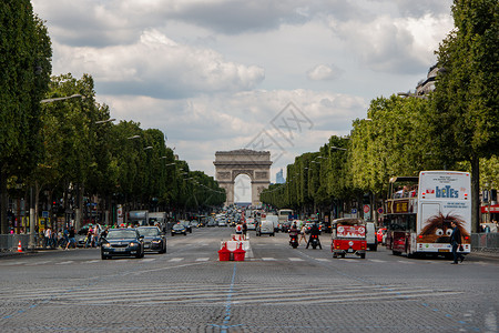 路过途中的车辆 以法国胜利拱门为背景背景图片