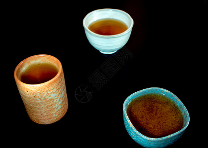 黑色背景的陶瓷杯茶艺术饮料古董制品陶瓷背景图片