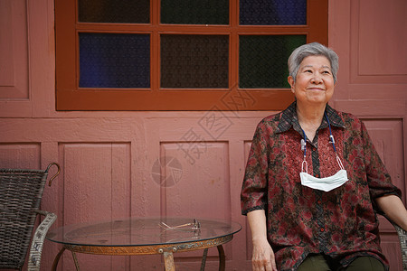在阳台露台休息的年长女性老人 老年人生活习惯 包括长老老年闲暇女士房子退休背景图片