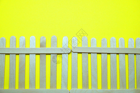仿照黄色背景空白空版面围栏的木制冰淇淋棒栅栏边缘木材木头木匠模仿剪裁边界框架白色背景图片