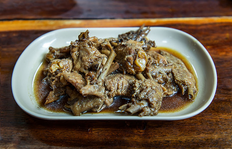 炖原味翅烤鸭翅在酱油中炖 中国风格在白菜上煮食物餐厅食品煮沸传统鸭子翅膀烹饪饮食桌子背景