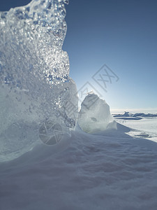 晴朗冬日的冰坡蓝色透明的冰纯蓝的天空长长的影子纯净的白雪覆盖的处女地晴天结晶爬坡墙纸蓝天场地环境天气水晶脆皮图片