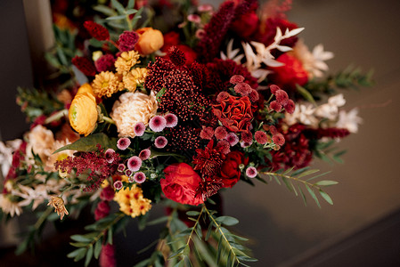 红色优雅的婚礼花束新鲜天然鲜花风格庆典装饰桌子餐饮环境婚姻玻璃新娘餐厅背景图片