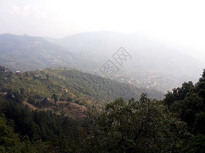 在云雾的山上 深蓝色的山地风景与雾和森林图片素材