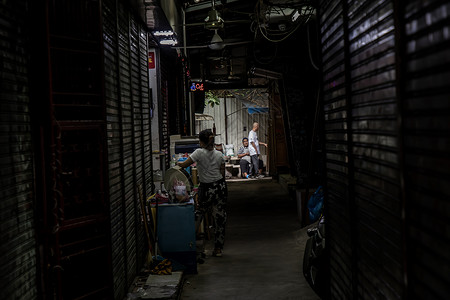 逢考避过人们在Khaosan路狭窄的小巷里过着正常生活背景