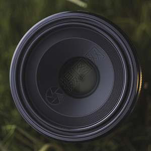 草地的宏观照相镜头单反乐器技术摄影相机圆圈齿轮摄影师工作室玻璃背景图片