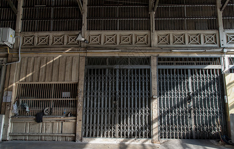 入口前步骤建筑物入口前视图及旧钢金属百叶窗和折叠门快门古董历史贮存工厂仓库乡村建筑学房子城市背景