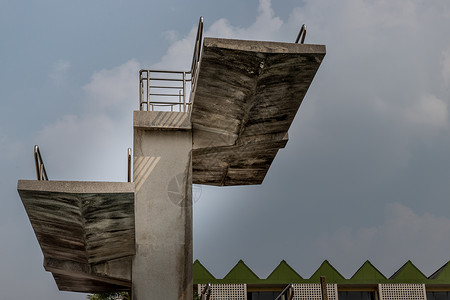 旧潜水平台的弹簧板旅行木板建筑跳板行动建筑学水池天空砂浆墙纸背景图片