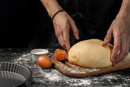 脂肪球做自家做的面包 一步一步的指令 厨师塑造了面团 木质背景母猪面粉擀面杖洋葱脂肪酵母厨房糕点深层碎肉背景