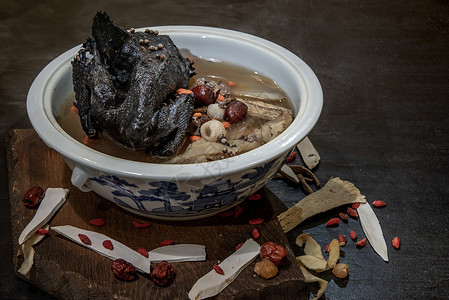 中国传统滋补养生炖汤 炖乌骨鸡 中国乌鸡汤 这种汤在中国菜和亚洲菜中非常有名 作为健康汤 食物作为药物调味品芳香盘子浆果肉桂中草背景图片