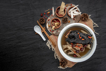 中国传统滋补养生炖汤 炖乌骨鸡 中国乌鸡汤 这种汤在中国菜和亚洲菜中非常有名 作为健康汤 食物作为药物浆果烹饪中医芳香美食调味品背景图片