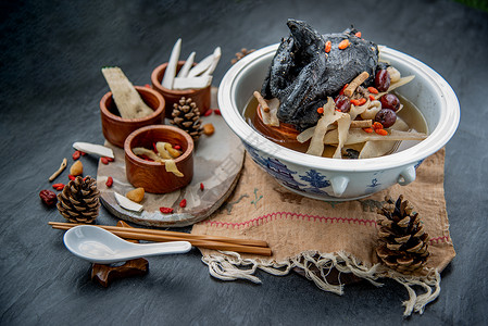 中国传统滋补养生炖汤 炖乌骨鸡 中国乌鸡汤 这种汤在中国菜和亚洲菜中非常有名 作为健康汤 食物作为药物中医浆果调味品中草药肉桂午背景图片
