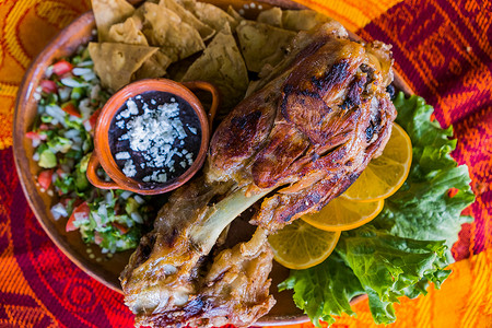 豆仁烩猪狰肉墨西哥菜熟的高清图片