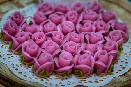 泰国传统甜点既甜又美味 有玫瑰形状的多彩糖果 