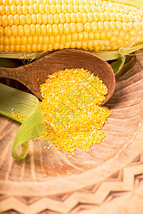 白色背景的绿色叶子生玉米核心农业谷物食物勺子植物饮食厨房棒子桌子背景图片