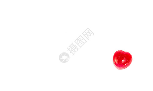 红色糖果的心形 在白色上被孤立背景图片