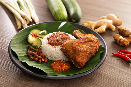 吉兰丹Nasi Kukus通常由新鲜蒸米和脆烤炸鸡组成烹饪米饭香料咖喱汁美食蒸汽传统鸡翅马来语雄鸡背景