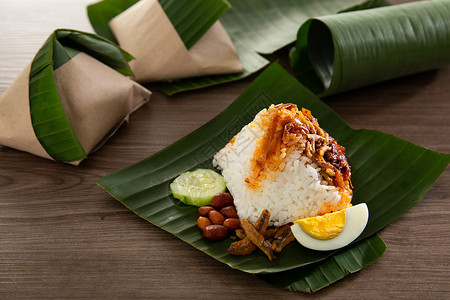 香蕉叶的Nasi Lemak包 马来西亚流行早餐马来语盘子食物叶子香蕉不倒翁美食桌子背景图片