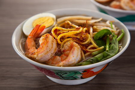 华人在马来西亚和新加坡流行的一流风味肉汤美食香料面条辣椒盘子海梅小贩街道食物背景图片