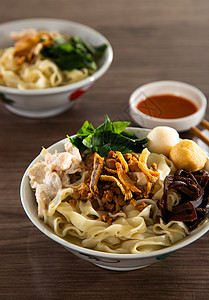 马来西亚商贩食品潘米Pan Mee是用一个简单的面粉面状面团做成的小贩蔬菜盘子面条食物平底锅美食猪肉午餐板面背景图片