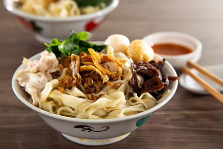 马来西亚商贩食品潘米Pan Mee是用一个简单的面粉面状面团做成的盘子小贩面条午餐蔬菜平底锅美食猪肉板面食物背景图片