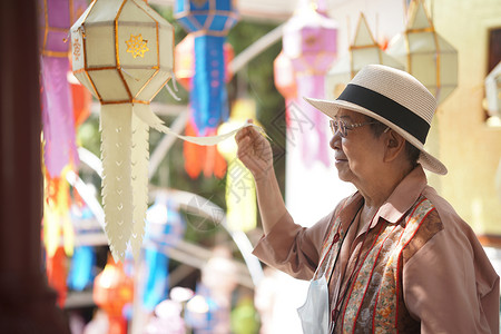 灯笼做的素材挂着节日纸灯的年老亚洲老年老年妇女退休旅行长老公园灯笼闲暇传统文化女士宗教背景