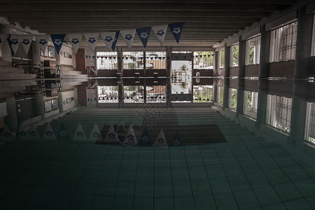 空泳池没有静静的站着水的人 室内游泳池有水运动蓝色潜水运动员水池盆地竞赛竞技游泳背景图片